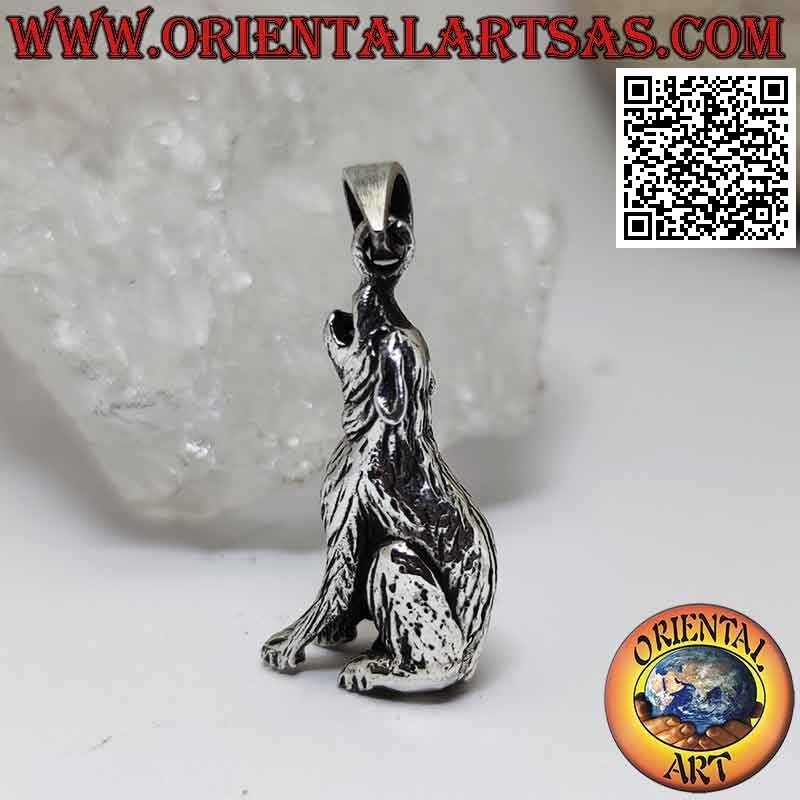 Silver pendant in the shape of a three-dimensional howling wolf