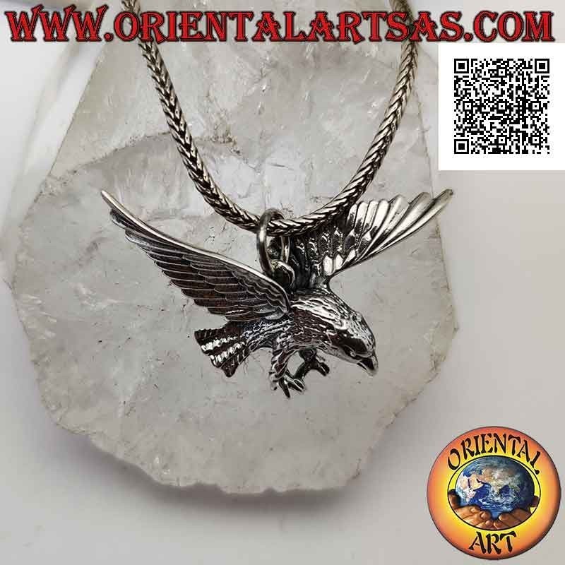 Colgante de plata en forma de águila cazadora (vista de tres cuartos) con alas planas