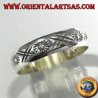 anneau de mariage gravé argent main soleil