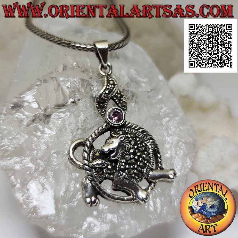 Ciondolo in argento a forma di leone nel cerchio con criniera e manto tempestati di marcassite e zircone rosa sopra