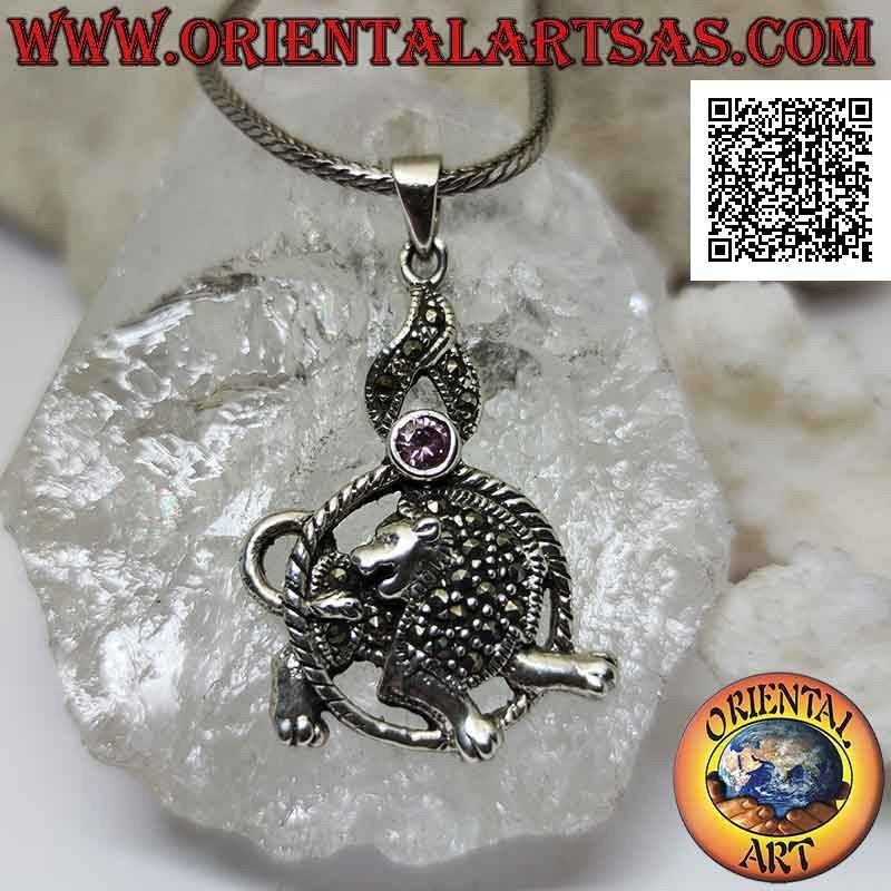 Colgante de plata en forma de león en círculo con melena y manto tachonado de marcasita y circonita rosa en la parte superior