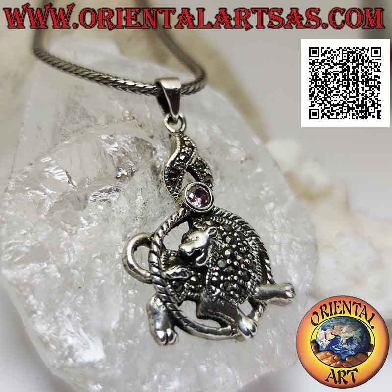 Ciondolo in argento a forma di leone nel cerchio con criniera e manto tempestati di marcassite e zircone rosa sopra