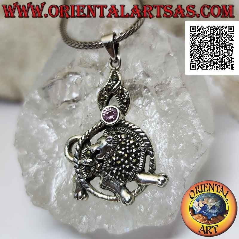 Pendentif en argent en forme de lion dans le cercle avec crinière et manteau parsemés de marcassite et de zircon rose au-dessus