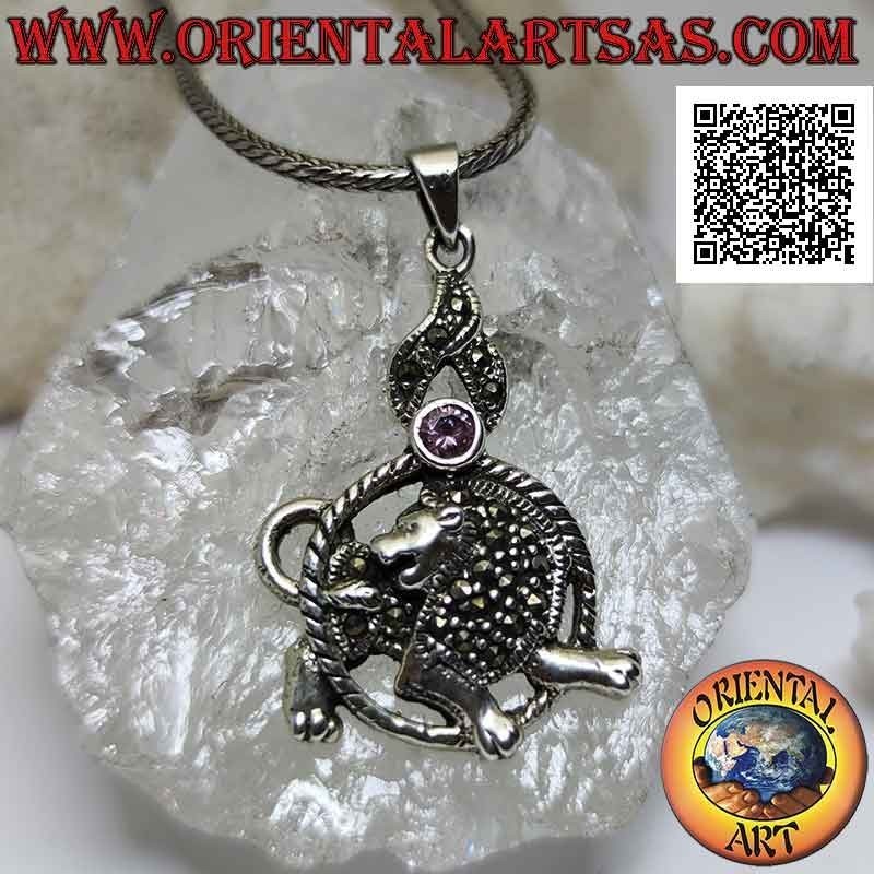 Ciondolo in argento a forma di leone nel cerchio con criniera e manto tempestati di marcassite e zircone rosa sopra