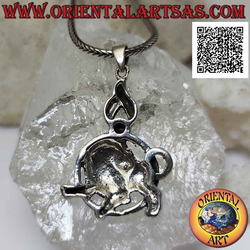 Ciondolo in argento a forma di leone nel cerchio con criniera e manto tempestati di marcassite e zircone rosa sopra