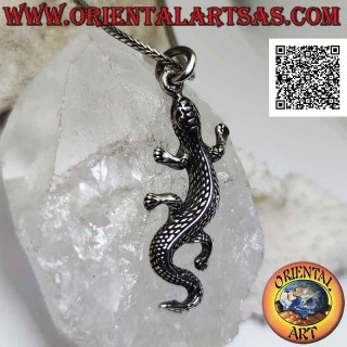 Ciondolo in argento a forma di lucertola con pelle a squame incise, in movimento sinuoso (grande)