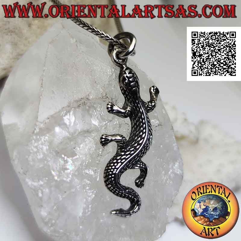 Ciondolo in argento a forma di lucertola con pelle a squame incise, in movimento sinuoso (grande)