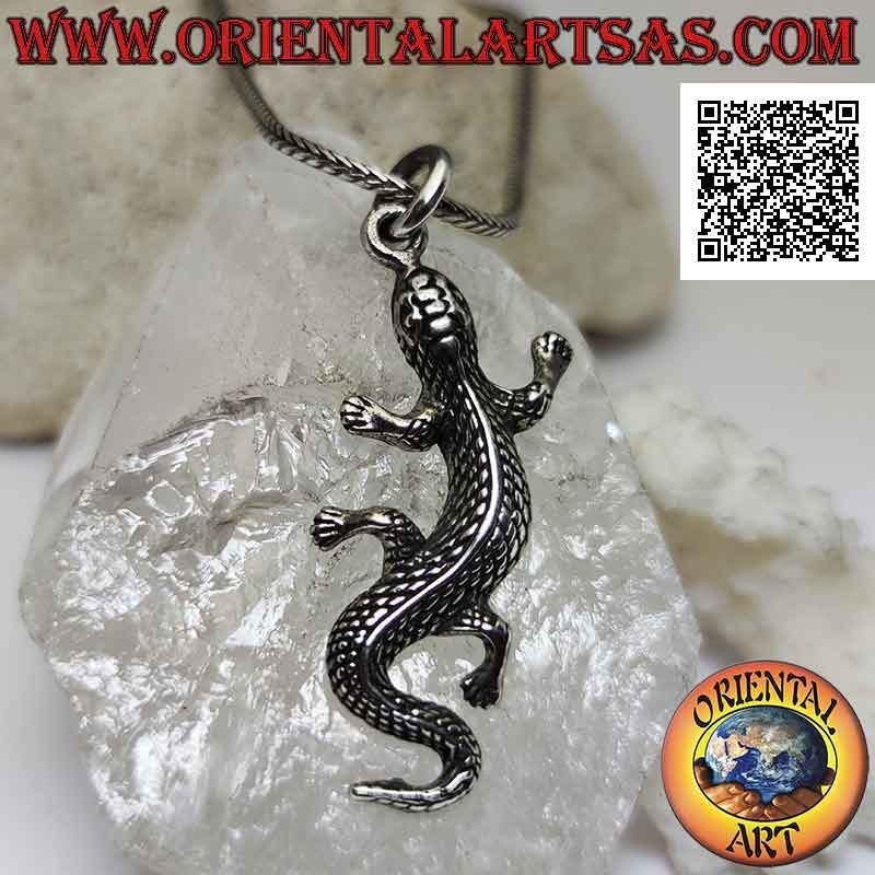Colgante de plata en forma de lagarto con piel de escamas grabadas, en movimiento sinuoso (grande)
