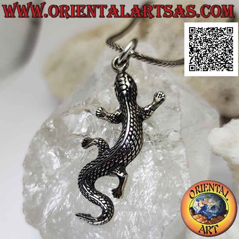Silver pendant in the shape of a lizard with engraved scales skin, in sinuous movement (large)