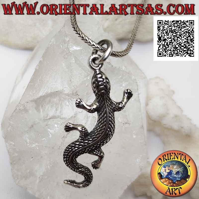 Ciondolo in argento a forma di lucertola con pelle a squame incise, in movimento sinuoso (grande)