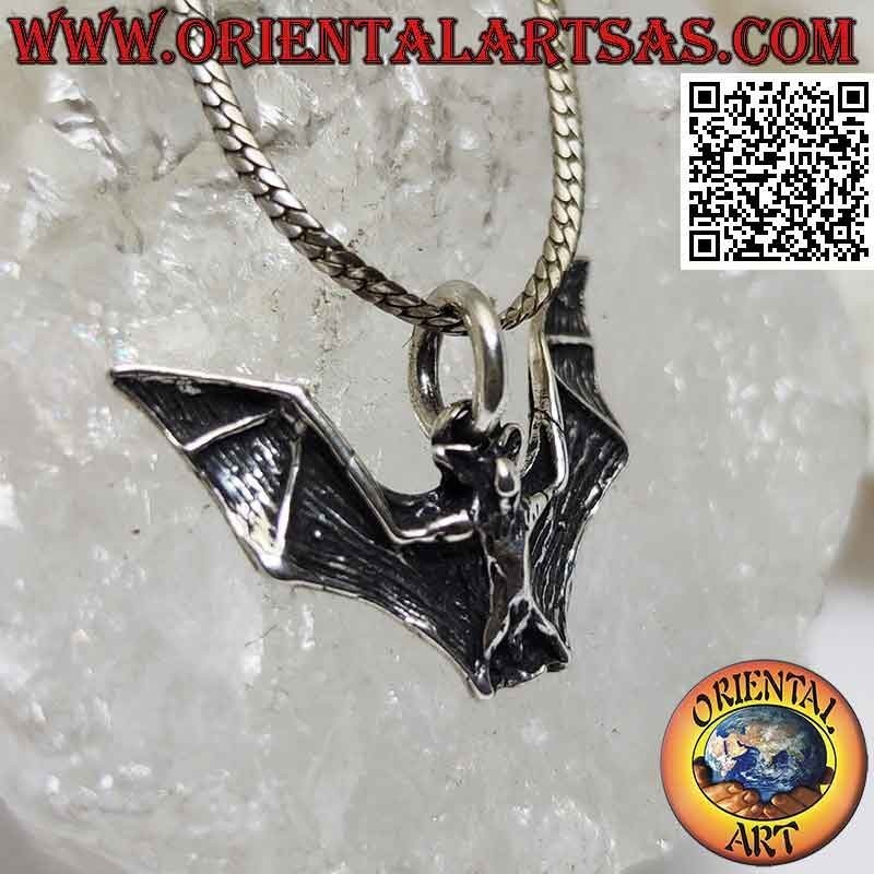 Pendentif en argent en forme de chauve-souris aux grandes ailes déployées