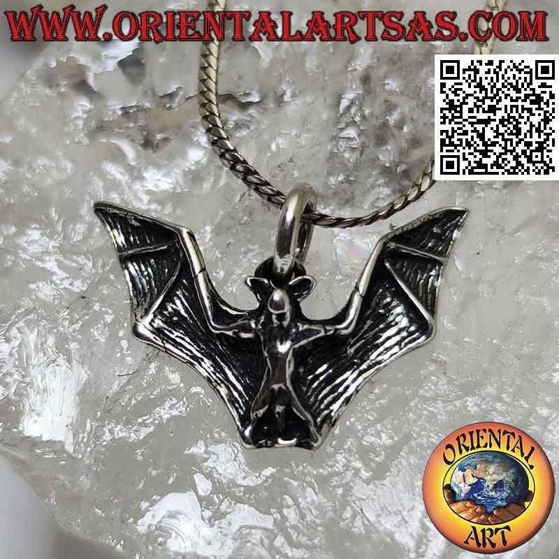 Pendentif en argent en forme de chauve-souris aux grandes ailes déployées