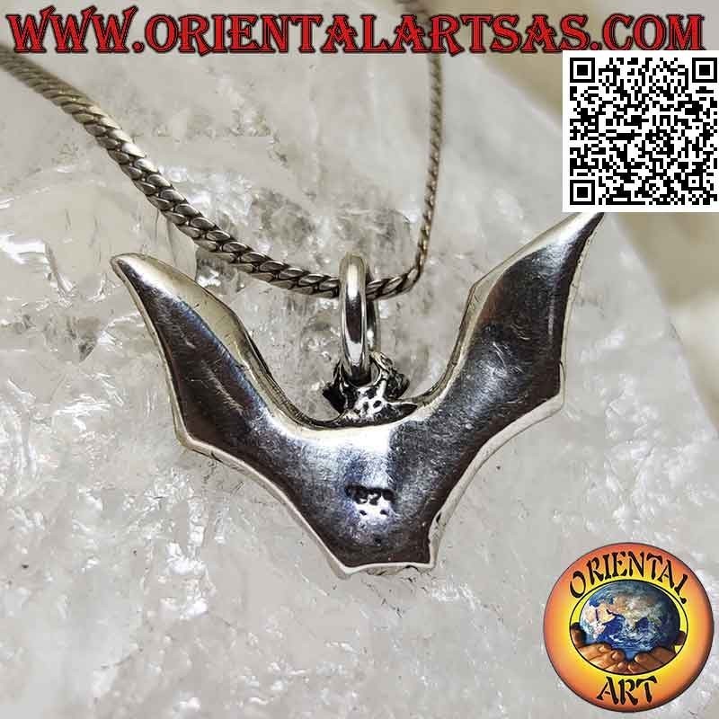 Pendentif en argent en forme de chauve-souris aux grandes ailes déployées