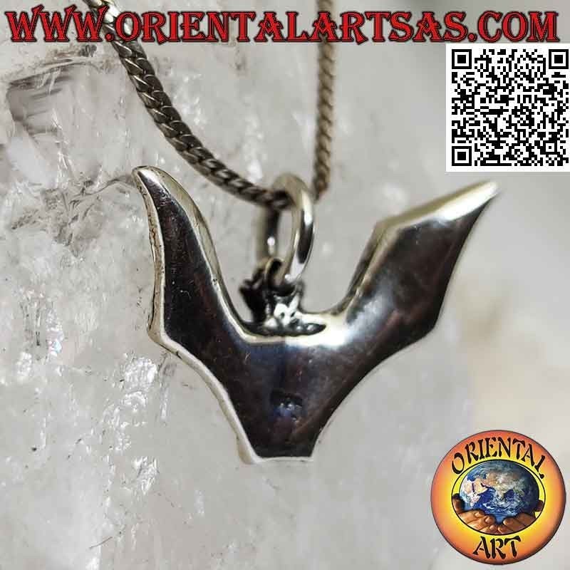 Ciondolo in argento a forma di pipistrello con grandi ali spiegate