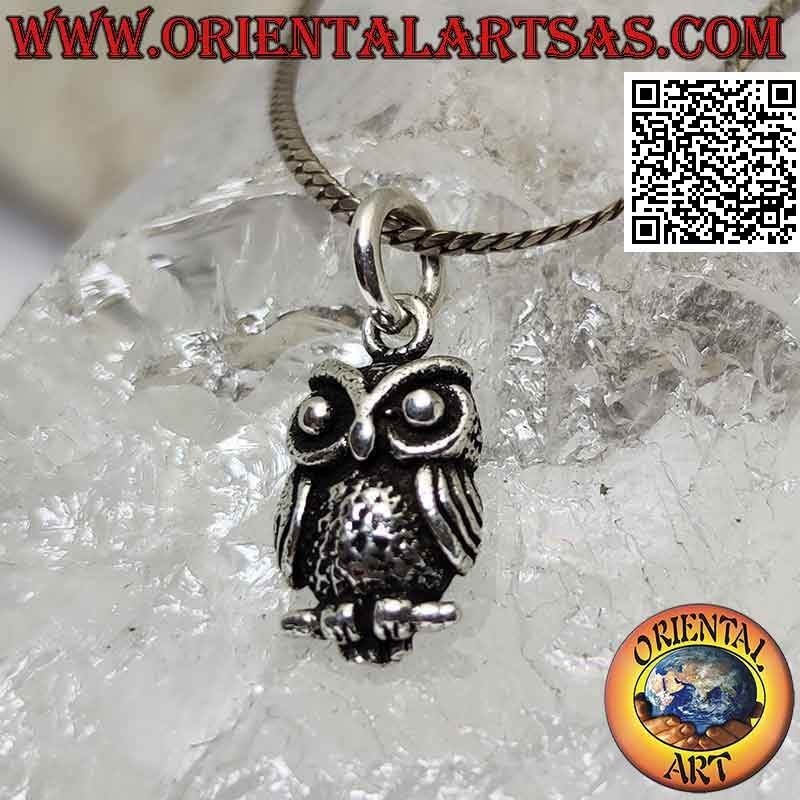 Pendentif en argent, hibou sur la branche avec des ailes sur les hanches (petit)