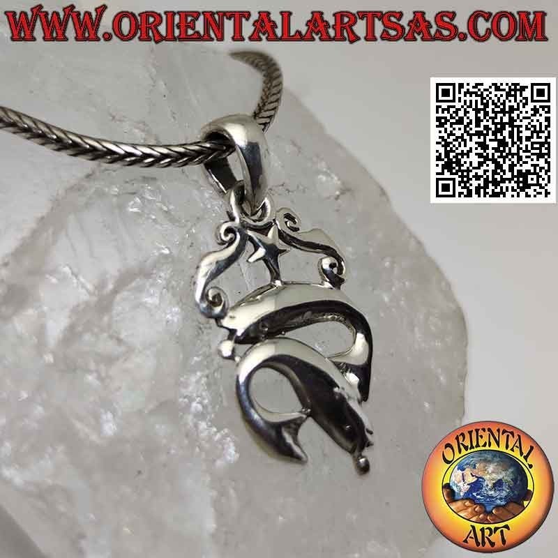Pendentif en argent, paire de dauphins jouant sous une étoile et deux grecques