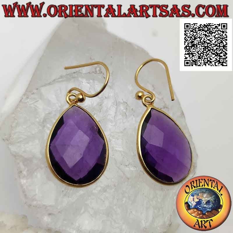 Pendientes de plata chapada en oro con amatista sintética en forma de lágrima facetada rodeada por un borde liso