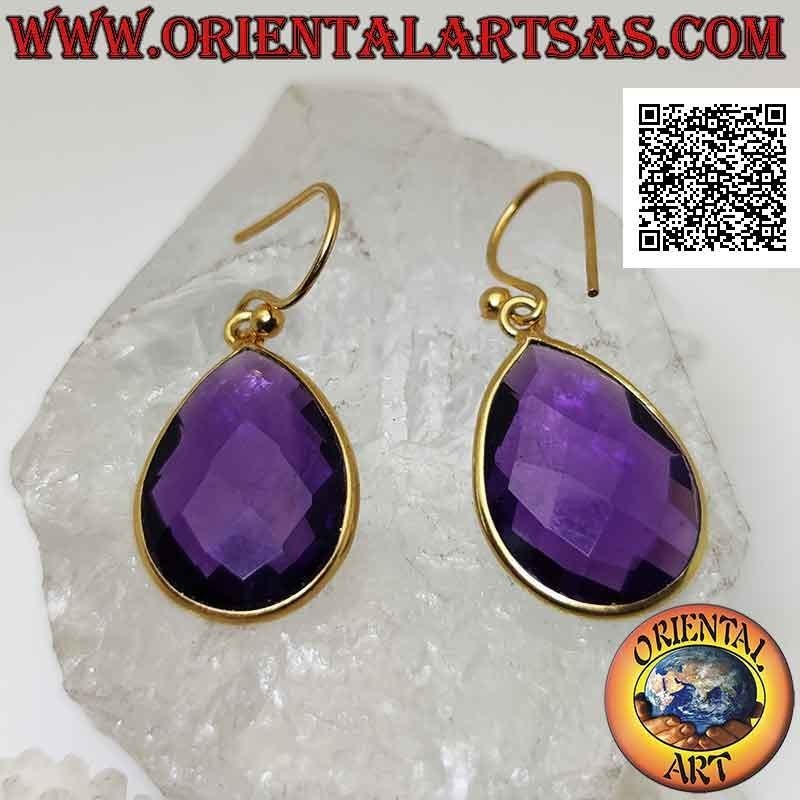 Pendientes de plata chapada en oro con amatista sintética en forma de lágrima facetada rodeada por un borde liso