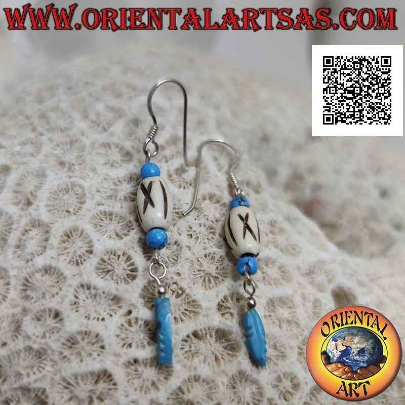 Boucles d'oreilles en argent avec un cylindre blanc entre des perles turquoises et un pendentif plume turquoise