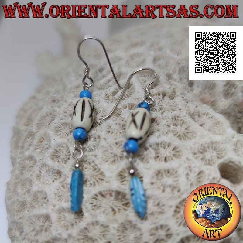 Boucles d'oreilles en argent avec un cylindre blanc entre des perles turquoises et un pendentif plume turquoise