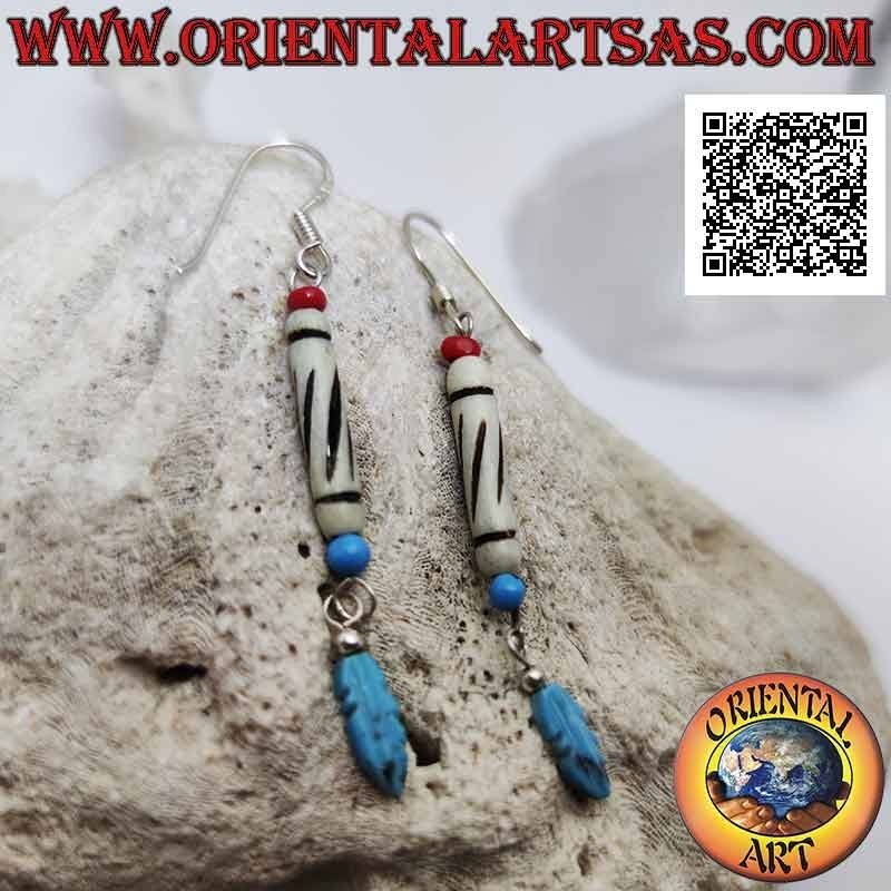 Orecchini in argento con cilindro bianco tra perlina turchese e corallo e piuma turchese pendente