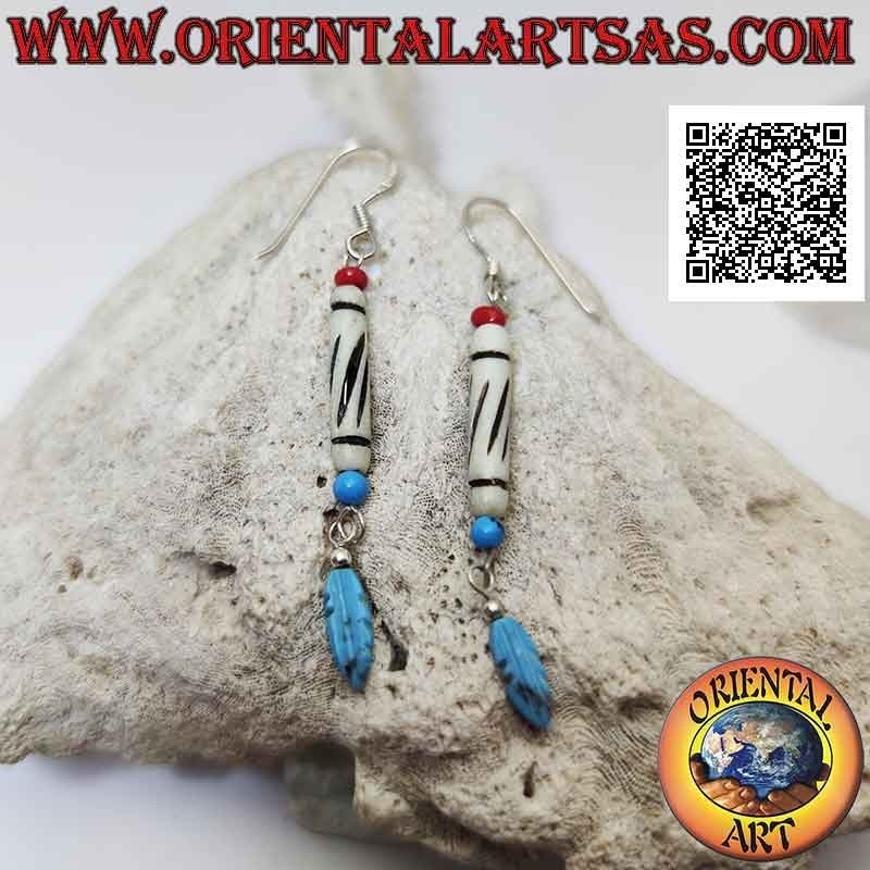 Orecchini in argento con cilindro bianco tra perlina turchese e corallo e piuma turchese pendente