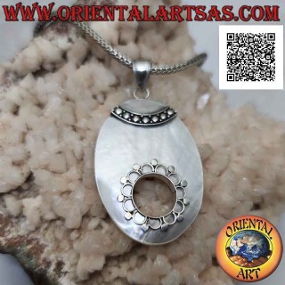 Pendentif en argent avec nacre ovale avec trou et décoration ethnique