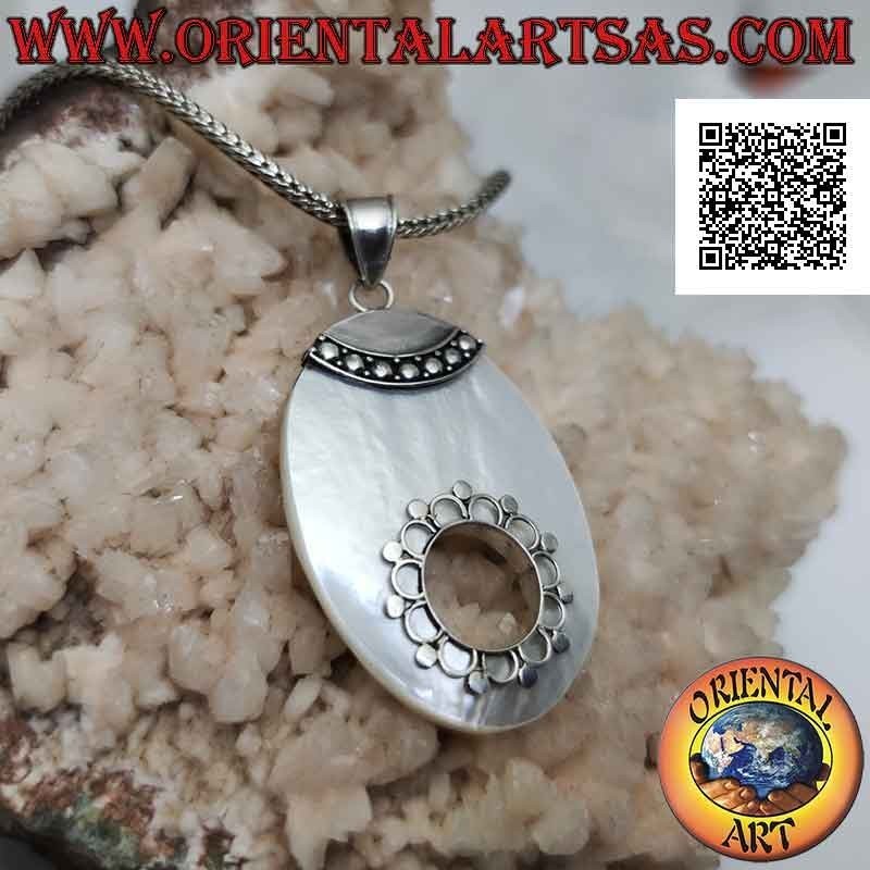 Pendentif en argent avec nacre ovale avec trou et décoration ethnique