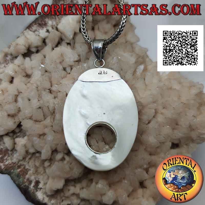 Colgante de plata con nácar ovalado con agujero y decoración étnica