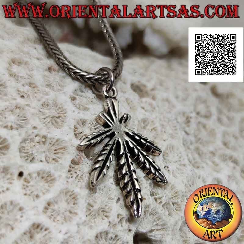 Colgante de plata en forma de hoja de marihuana simétrica con grabados profundos