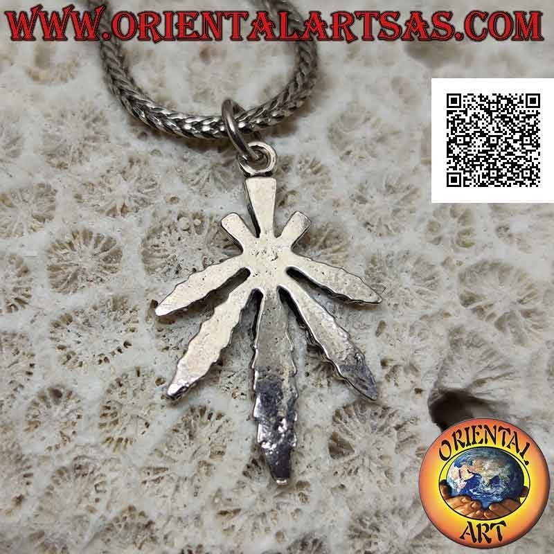 Pendentif en argent en forme de feuille de marijuana symétrique avec des gravures profondes