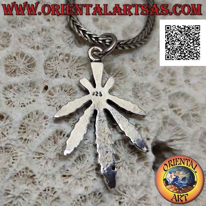 Pendentif en argent en forme de feuille de marijuana symétrique avec des gravures profondes
