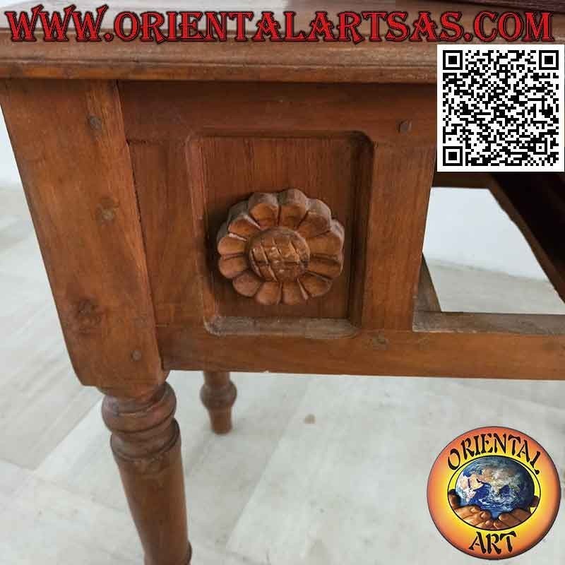 Table basse ethnique avec tiroir parmi les tournesols en relief en bois de teck