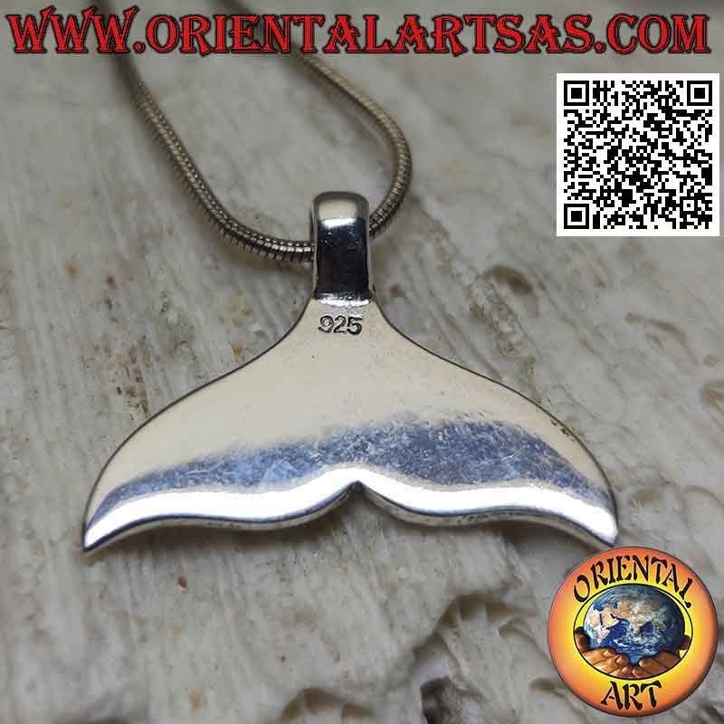 Ciondolo in argento a forma di coda di balena con madreperla piatta