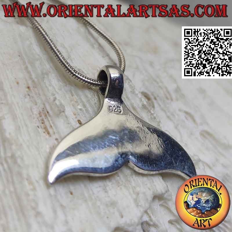 Colgante de plata en forma de cola de ballena con nácar plano