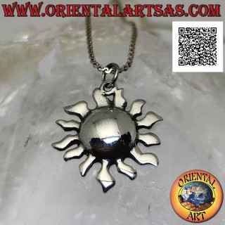 Colgante de plata lisa en forma de sol con centro redondeado y rayos curvos