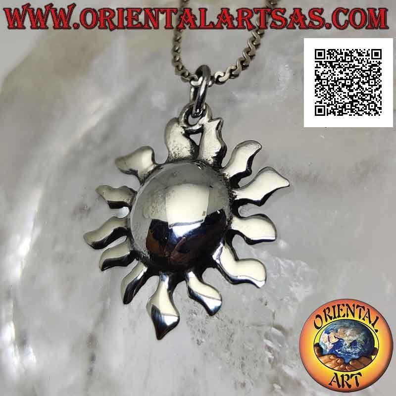 Ciondolo in argento liscio a forma di sole con centro bombato e raggi curvi