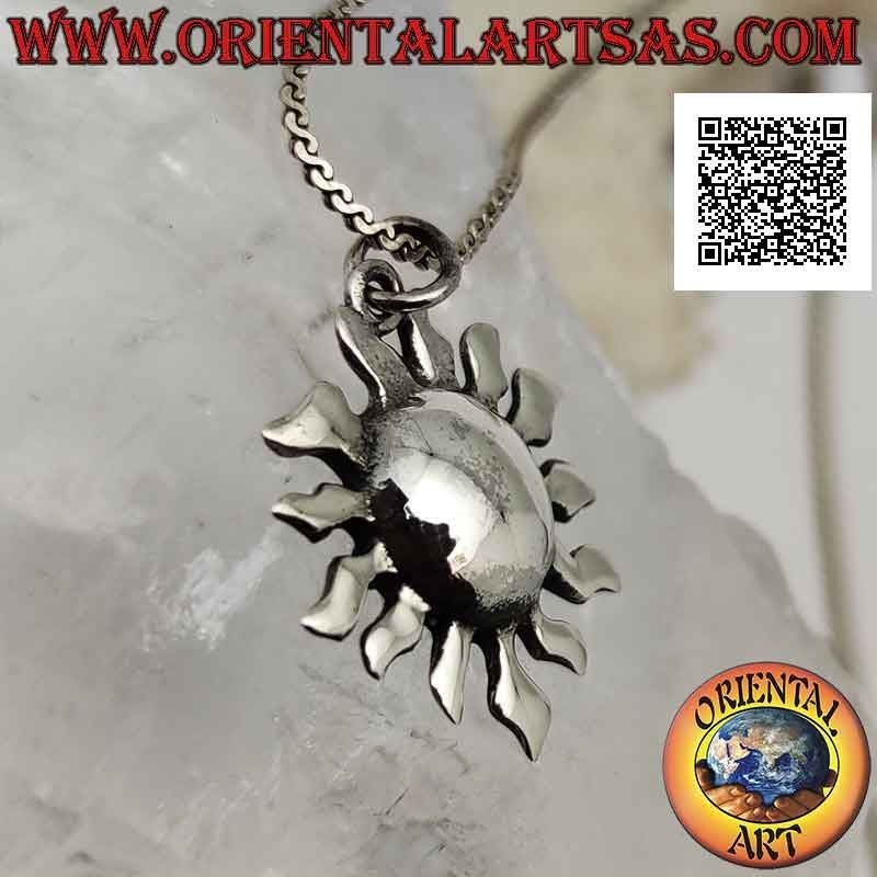 Pendentif en argent lisse en forme de soleil avec un centre arrondi et des rayons incurvés