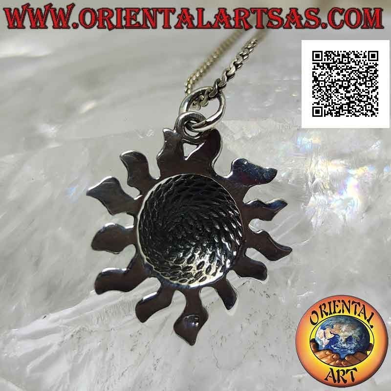 Pendentif en argent lisse en forme de soleil avec un centre arrondi et des rayons incurvés