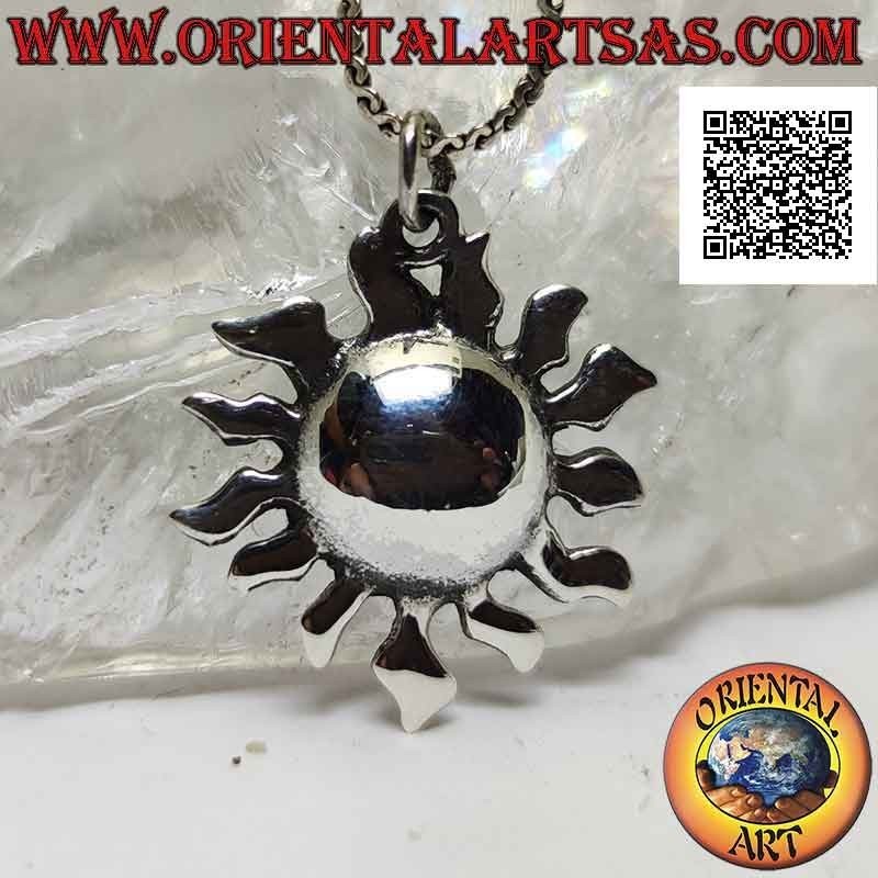Colgante de plata lisa en forma de sol con centro redondeado y rayos curvos