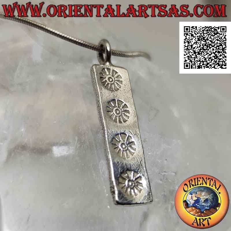 Colgante de plata con medalla rectangular de doble cara con cuatro soles japoneses grabados