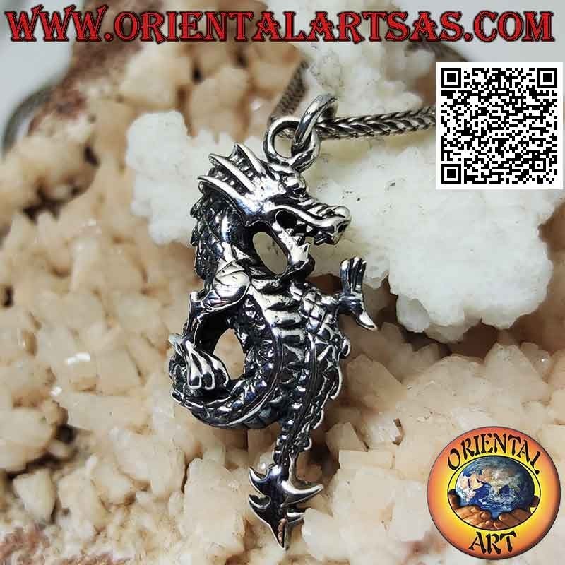 Ciondolo in argento a forma di drago lindworm di profilo con coda arrotolata