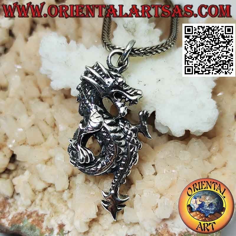 Colgante de plata en forma de dragón lindworm de perfil con cola enrollada