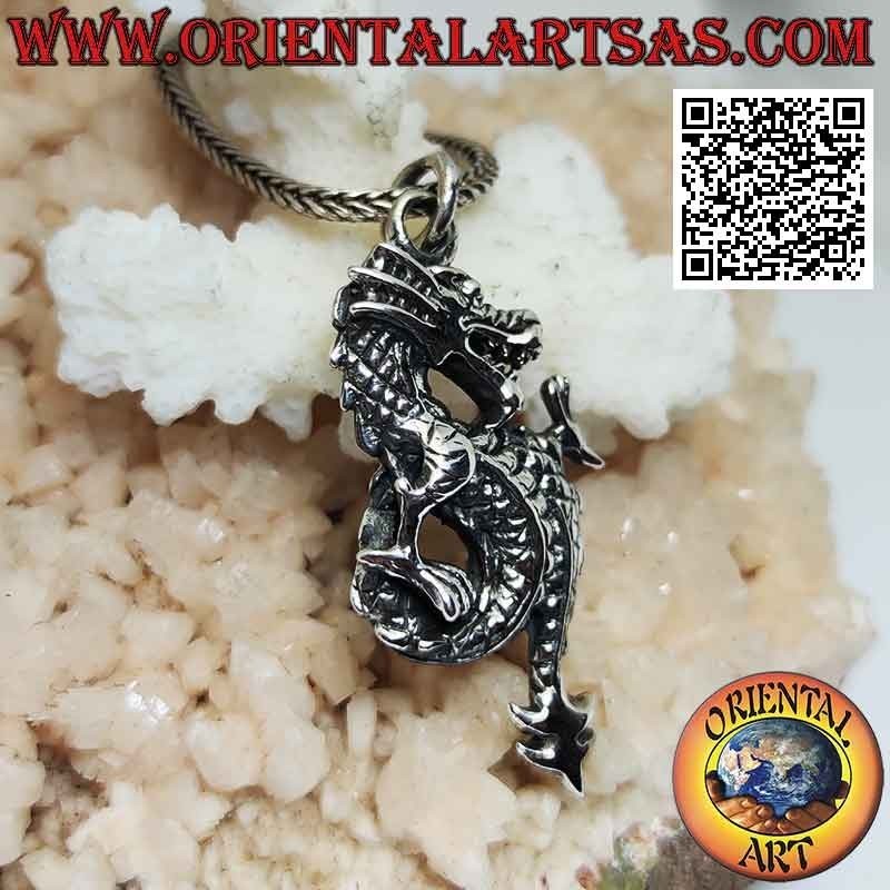 Ciondolo in argento a forma di drago lindworm di profilo con coda arrotolata