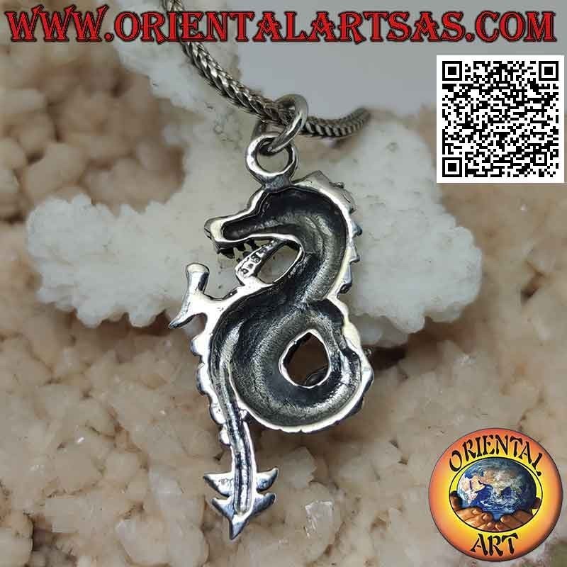 Pendentif en argent en forme de dragon lindworm de profil avec une queue enroulée