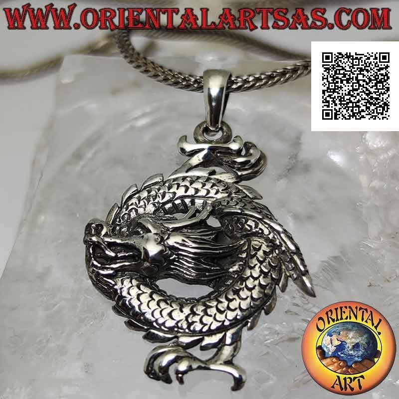 Pendentif dragon en argent noué en cercle avec tête centrale et patte au-dessus et au-dessous