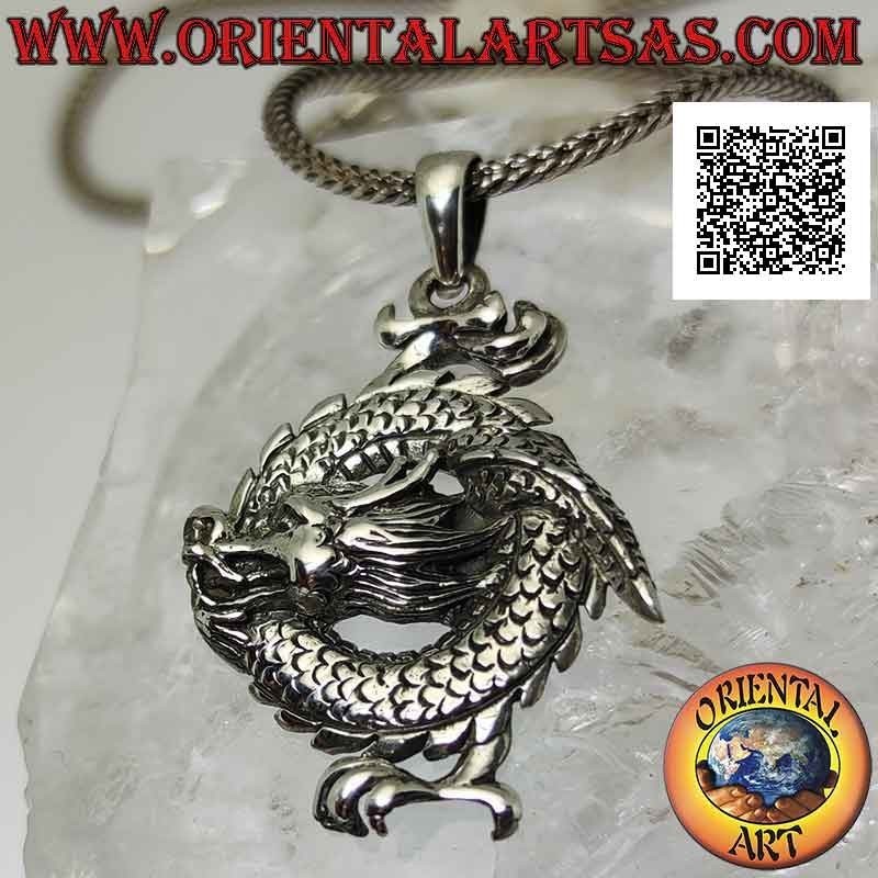 Pendentif dragon en argent noué en cercle avec tête centrale et patte au-dessus et au-dessous