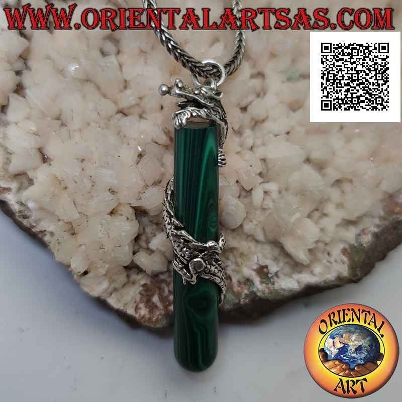 Colgante de dragón de plata retorcido en espiral alrededor de un cilindro de malaquita sintética