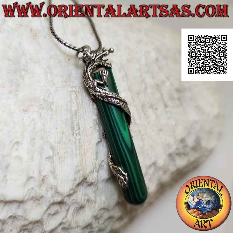 Colgante de dragón de plata retorcido en espiral alrededor de un cilindro de malaquita sintética