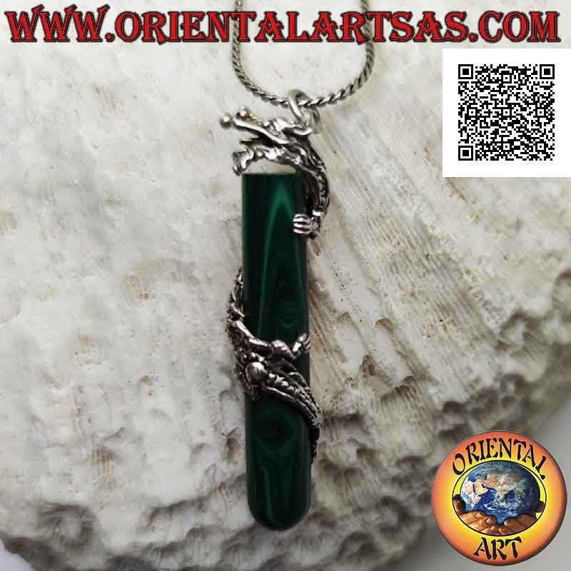 Colgante de dragón de plata retorcido en espiral alrededor de un cilindro de malaquita sintética